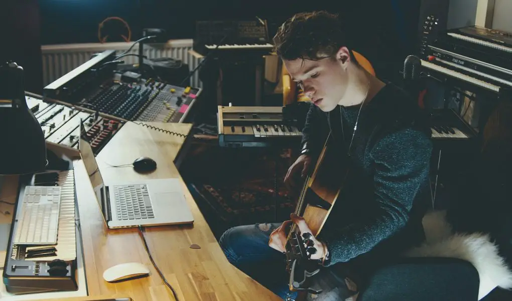 How to Unleash the Musical Magic: Using AI for Songwriting